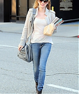 EMMAROBERTS_DOCTORS_APPOINTMENT_THEN_GRABBING_SOME_MAGAZINES_MARCH_283429.jpg