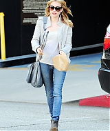 EMMAROBERTS_DOCTORS_APPOINTMENT_THEN_GRABBING_SOME_MAGAZINES_MARCH_283529.jpg