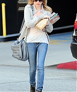 EMMAROBERTS_DOCTORS_APPOINTMENT_THEN_GRABBING_SOME_MAGAZINES_MARCH_283629.jpg