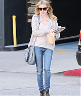 EMMAROBERTS_DOCTORS_APPOINTMENT_THEN_GRABBING_SOME_MAGAZINES_MARCH_283729.jpg
