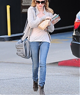 EMMAROBERTS_DOCTORS_APPOINTMENT_THEN_GRABBING_SOME_MAGAZINES_MARCH_284029.jpg