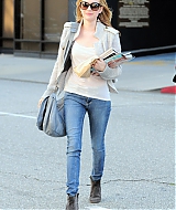EMMAROBERTS_DOCTORS_APPOINTMENT_THEN_GRABBING_SOME_MAGAZINES_MARCH_284129.jpg