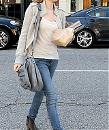 EMMAROBERTS_DOCTORS_APPOINTMENT_THEN_GRABBING_SOME_MAGAZINES_MARCH_284229.jpg