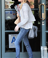 EMMAROBERTS_DOCTORS_APPOINTMENT_THEN_GRABBING_SOME_MAGAZINES_MARCH_284929.jpg
