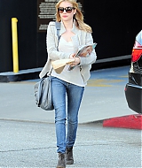 EMMAROBERTS_DOCTORS_APPOINTMENT_THEN_GRABBING_SOME_MAGAZINES_MARCH_28929.jpg