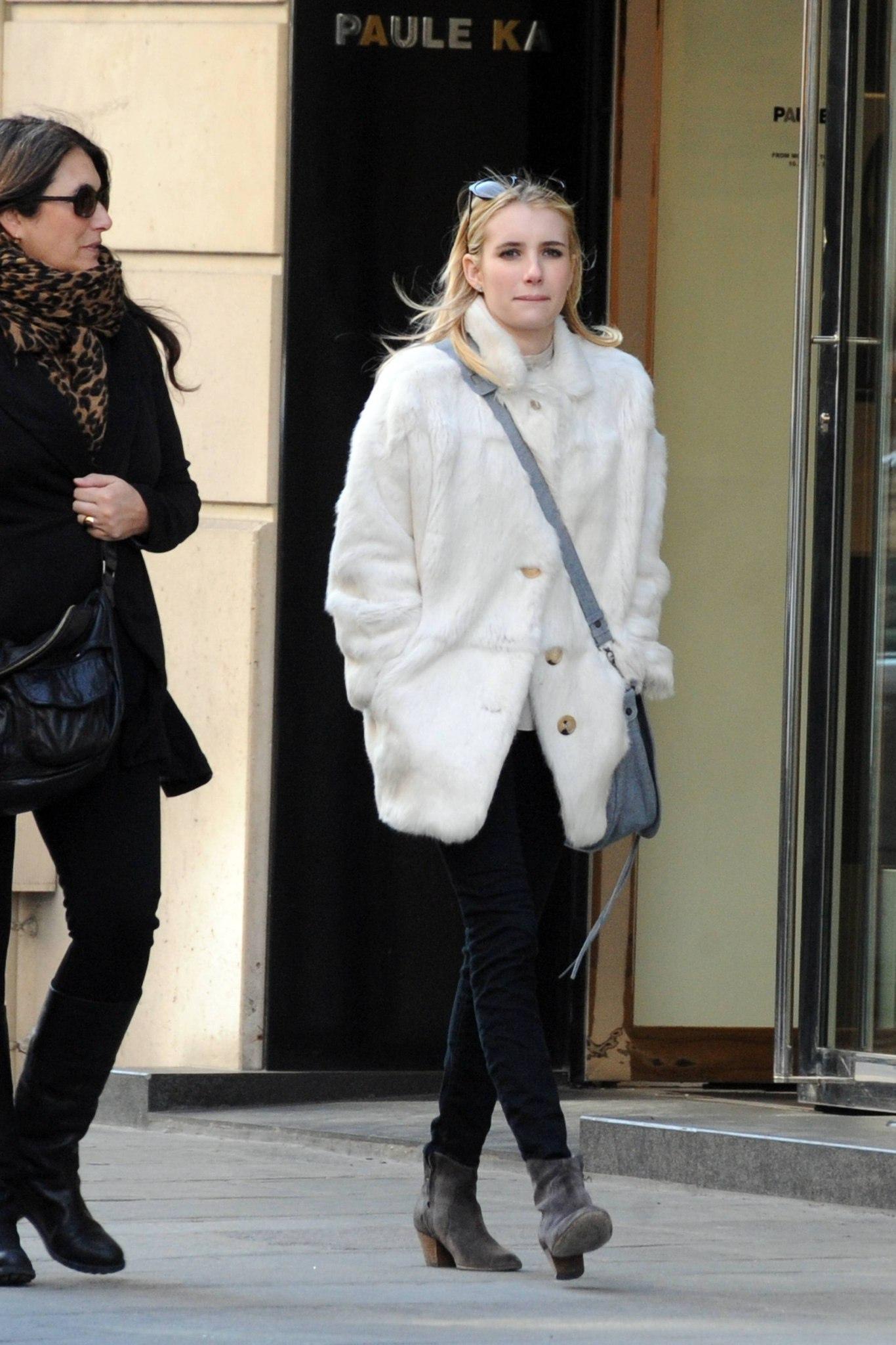 EmmaRoberts_Sightseeing_Paris_Candids_March_2011_281529.jpg