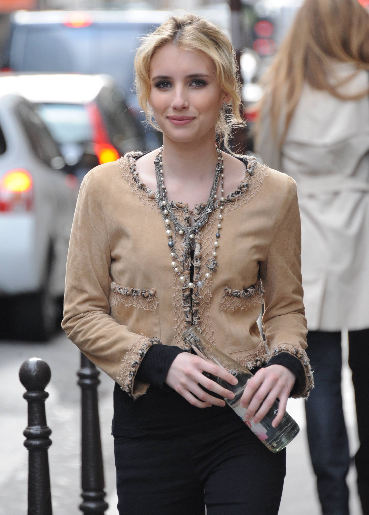 EmmaRoberts_Shopping_Paris_March_2011__281529.jpg
