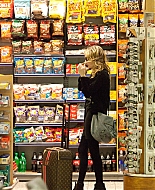 EmmaRoberts_LAX_March_2011_28329.jpg
