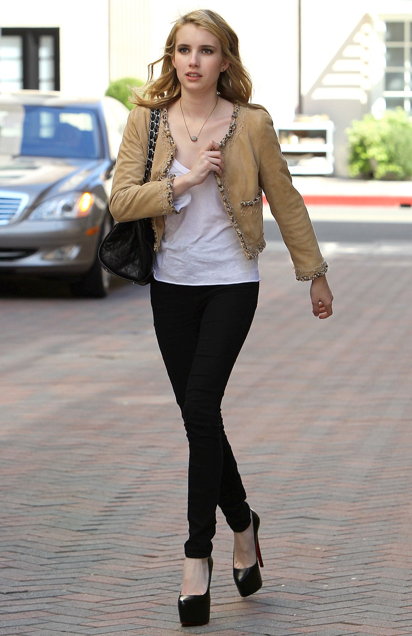 EmmaRoberts_NikeStore_BusinessMeeting_BeverlyHills_March_2011_282129.jpg