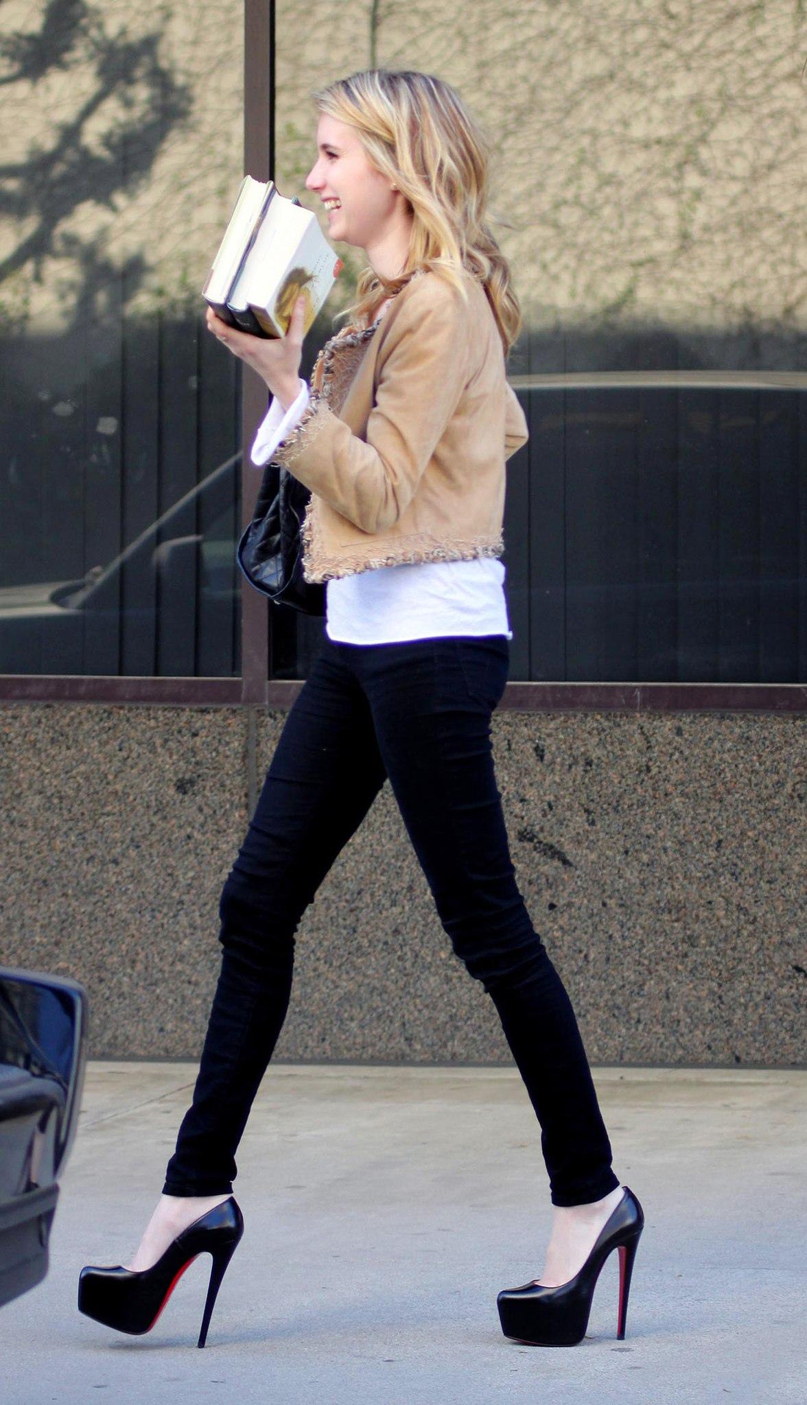 EmmaRoberts_NikeStore_BusinessMeeting_BeverlyHills_March_2011_281329.jpg