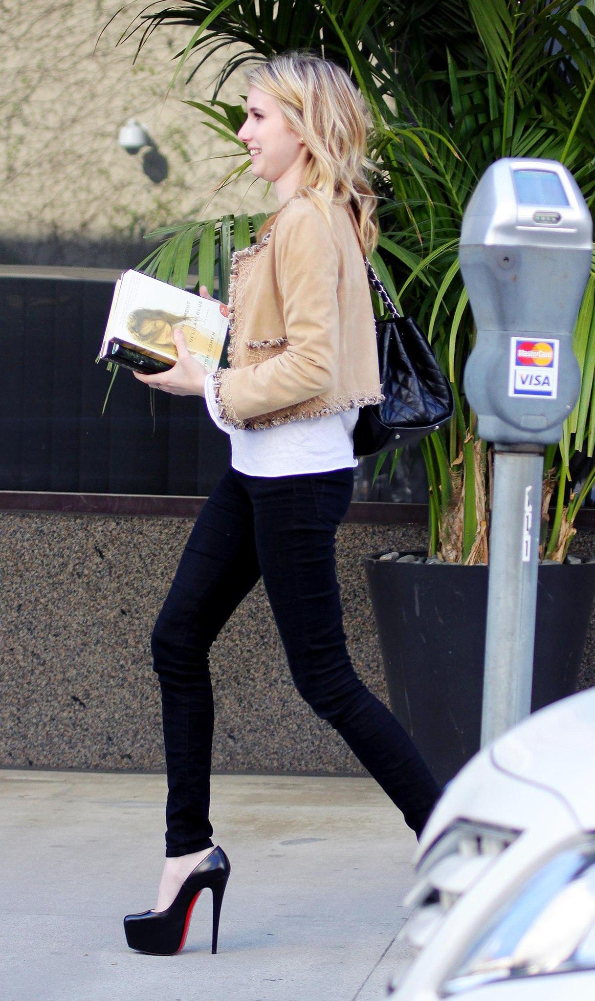 EmmaRoberts_NikeStore_BusinessMeeting_BeverlyHills_March_2011_283329.jpg