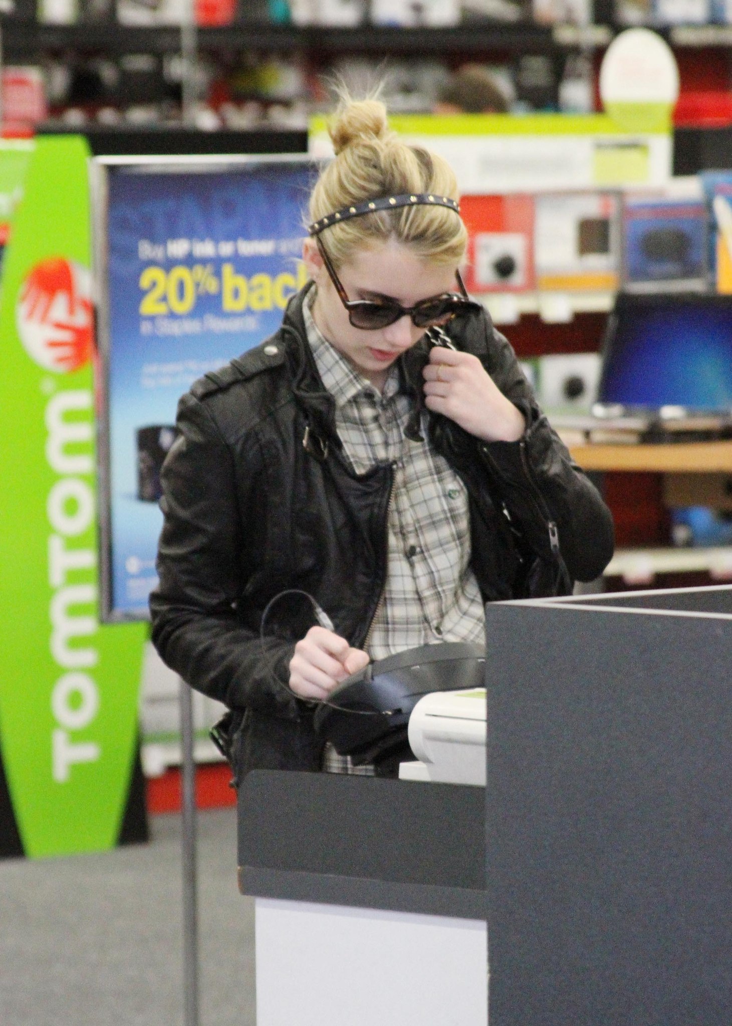 EmmaRoberts_StaplesStore_StudioCity_March_2011_28129.jpg
