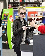 EmmaRoberts_StaplesStore_StudioCity_March_2011_281329.jpg
