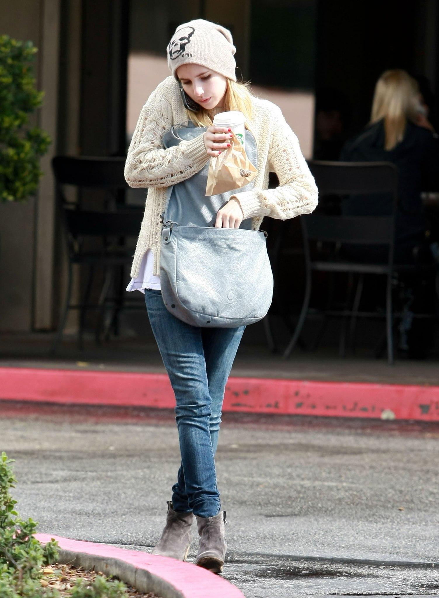 EmmaRoberts_Starbucks_LosAngeles_March_2011_281529.jpg