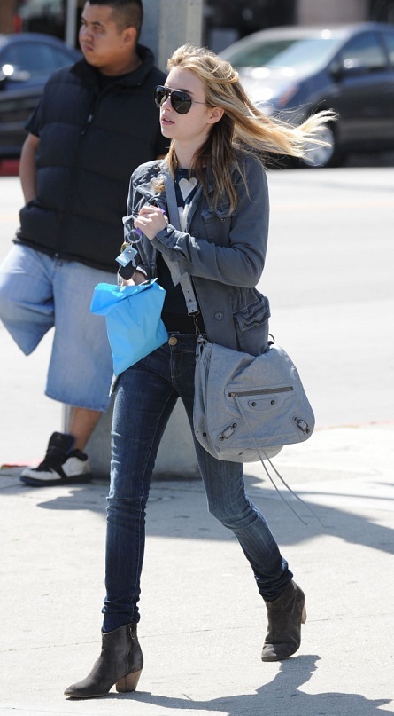 EmmaRoberts_Shopping_BeverlyHills_March_2011_283629.jpg