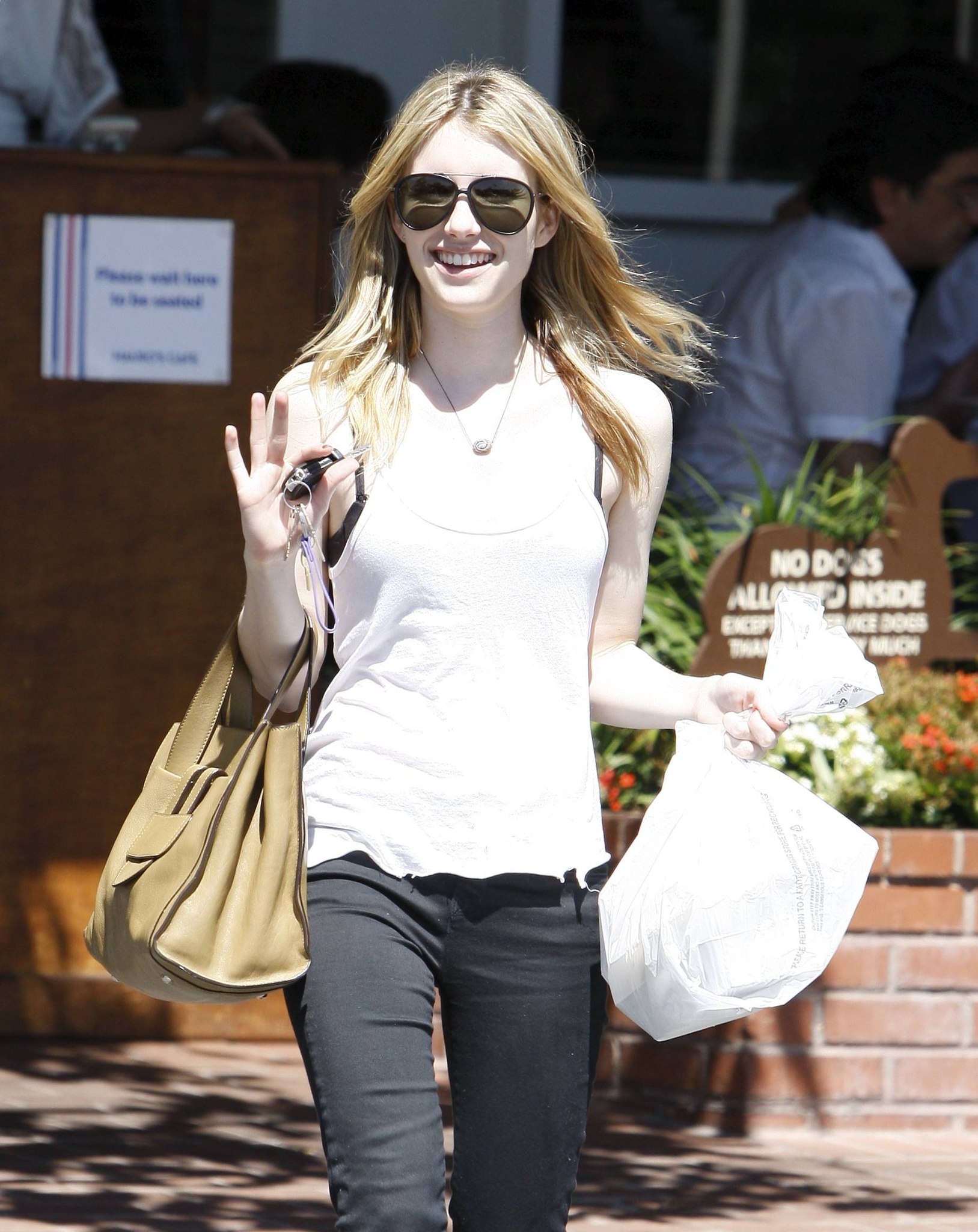 EmmaRoberts_Shopping_FredSegal_Candids_2011_28829.jpg