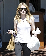 EmmaRoberts_Shopping_FredSegal_Candids_2011_281529.jpg