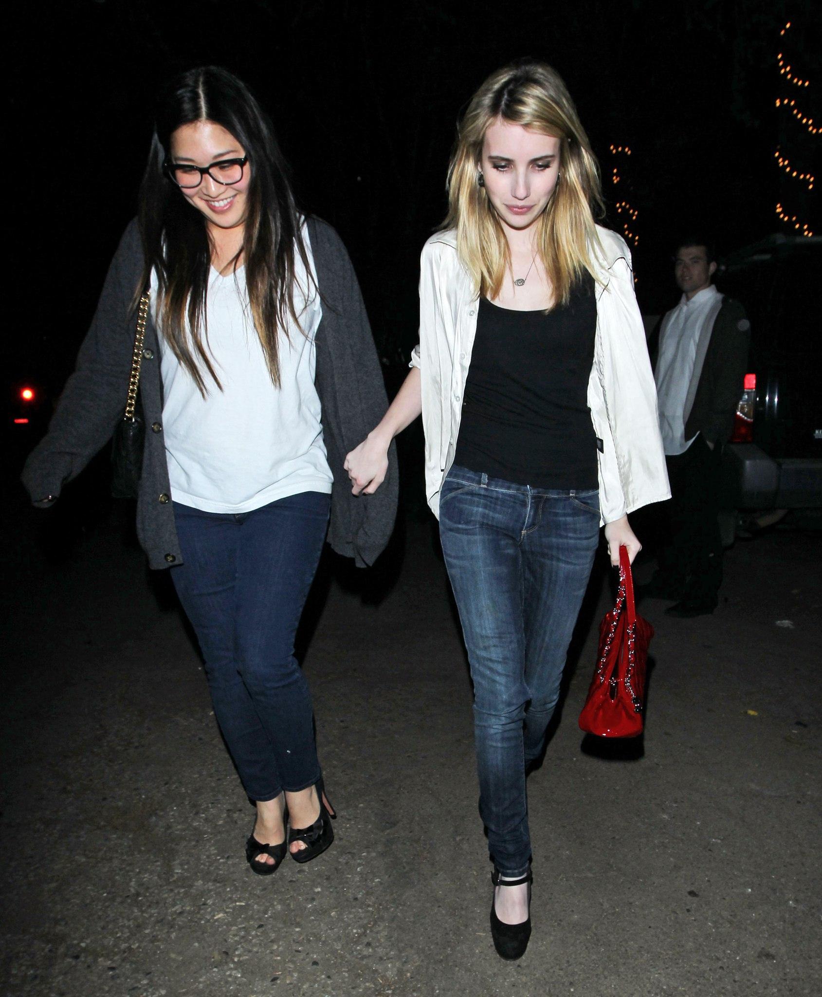 EmmaRoberts_Leaving_HouseParty_Hollywood_April_2011_28929.jpg
