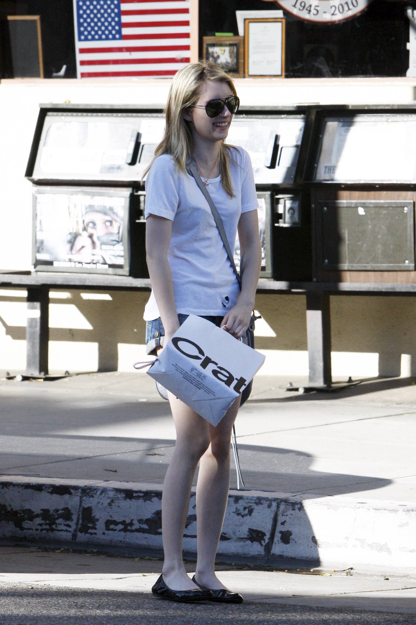 EmmaRoberts_Shopping_BeverlyHills_April_2011_285529.jpg