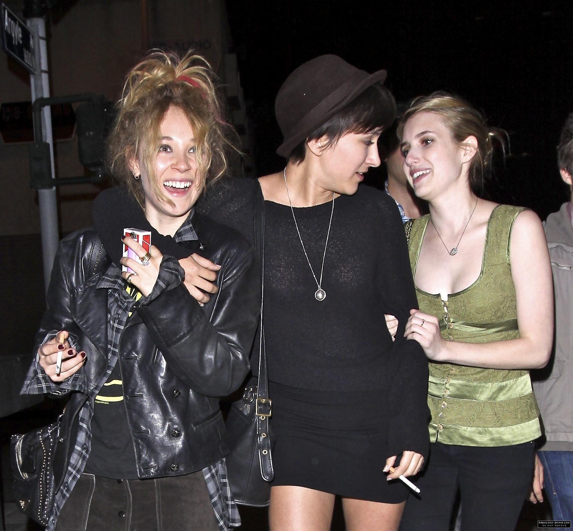 EmmaRoberts_Out_Hollywood_JunoTemple_ZeldaWilliams_Hollywood_April_2011_282029.jpg