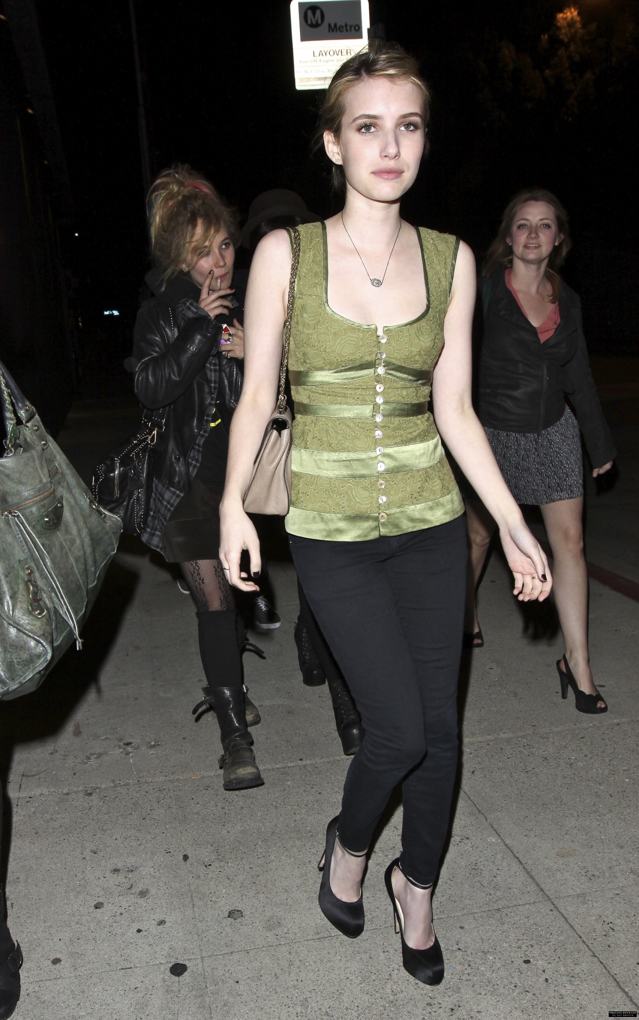 EmmaRoberts_Out_Hollywood_JunoTemple_ZeldaWilliams_Hollywood_April_2011_283529.jpg