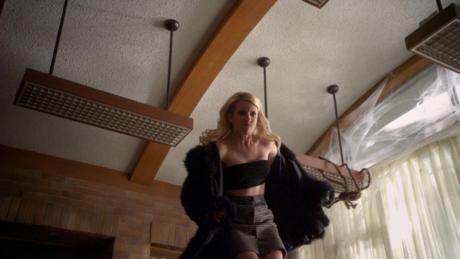 Scream_Queens_2015_S02E04_1080p_1541.jpg