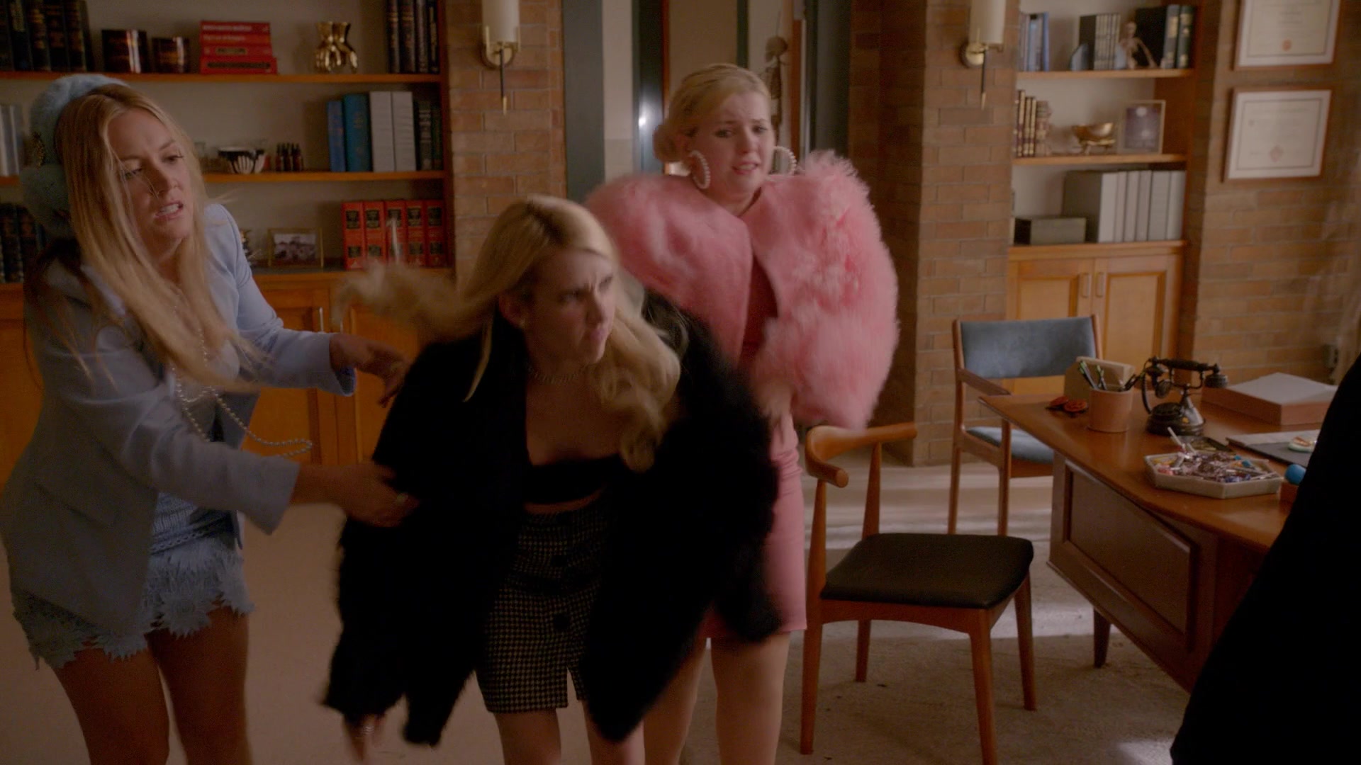 Scream_Queens_2015_S02E04_1080p_1601.jpg